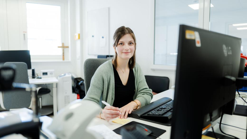 Mitarbeiterin im Büro