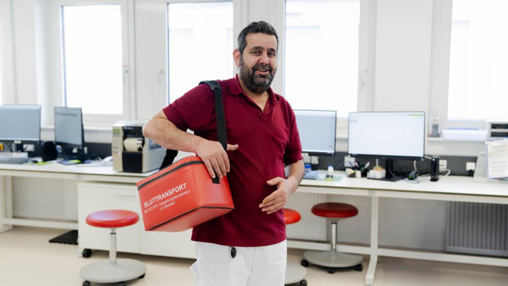 Mitarbeiter holt gekühlte Blutkonserven ab