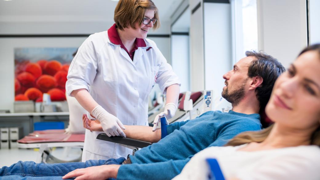 Die MFAs unterhalten sich während der Spende mit den Spendern