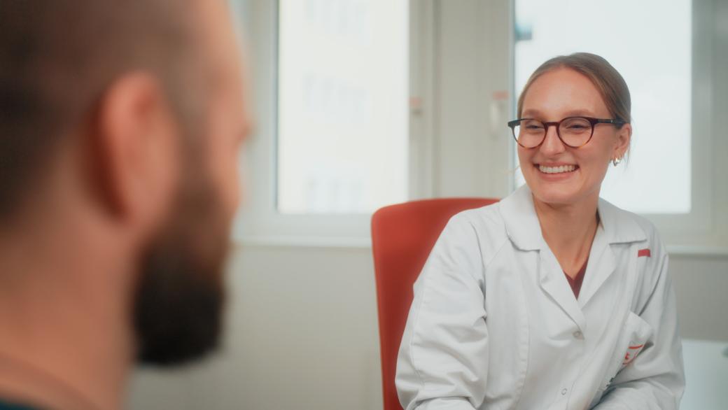 Ärztin im Gespräch mit Spender