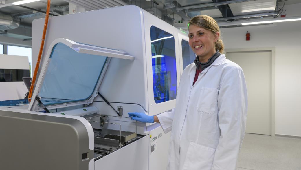 Mitarbeiterin im Labor