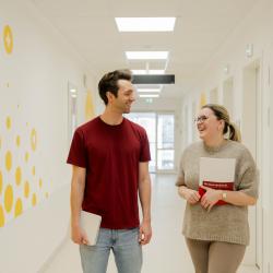 Nico und Julia auf dem Gang bei der Arbeit